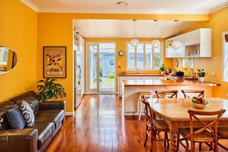 Photo of property in 2 Roxburgh Grove, Petone, Lower Hutt, 5012