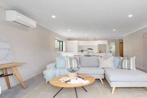 Photo of property in 2 Brindle Way, Newlands, Wellington, 6037