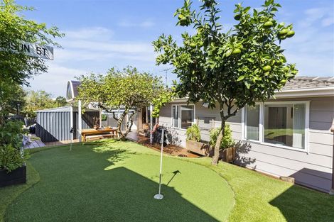 Photo of property in 2/7 Yarra Place, Botany Downs, Auckland, 2010