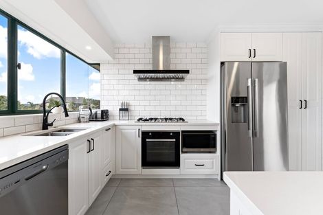 Photo of property in 8 Vinograd Drive, Te Atatu Peninsula, Auckland, 0610