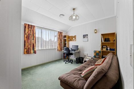 Photo of property in 35 Manu Crescent, Upper Vogeltown, New Plymouth, 4310