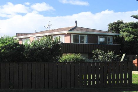 Photo of property in 52 William Street, Waikanae Beach, Waikanae, 5036