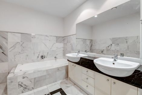 Photo of property in 1b/5 The Promenade, Takapuna, Auckland, 0622