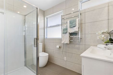 Photo of property in 2/7 Yarra Place, Botany Downs, Auckland, 2010