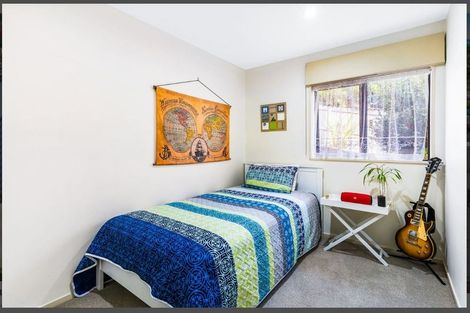 Photo of property in 33 Rising Parade, Fairview Heights, Auckland, 0632