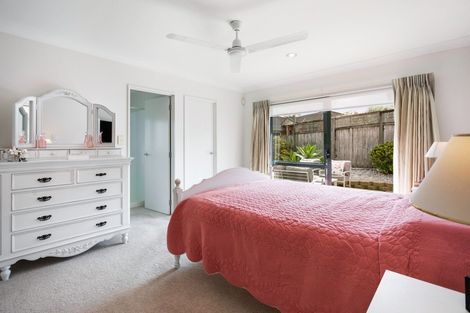 Photo of property in 20 Rising Parade, Fairview Heights, Auckland, 0632