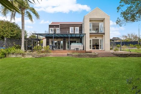 Photo of property in 16 Almond Grove, Greenhithe, Auckland, 0632