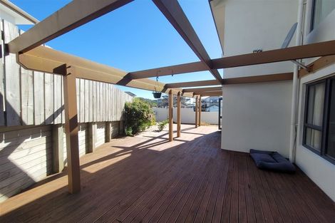 Photo of property in 28 Tamworth Crescent, Newlands, Wellington, 6037