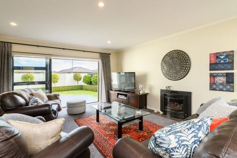 Photo of property in 4a Silkwood Place, Fitzherbert, Palmerston North, 4410