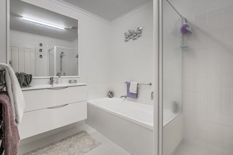 Photo of property in 17 Ryehill Close, New Lynn, Auckland, 0600