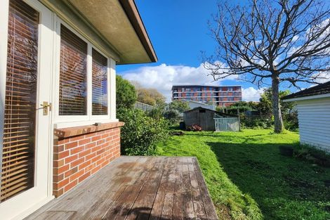Photo of property in 41 Queensway, Three Kings, Auckland, 1024