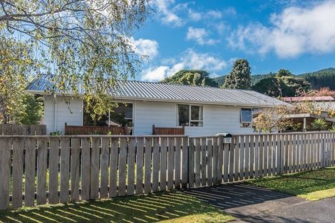 Photo of property in 32 Hookway Grove, Paraparaumu, 5032