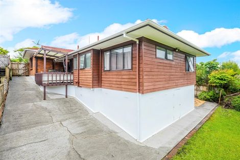 Photo of property in 35 Pinewood Grove, Botany Downs, Auckland, 2010