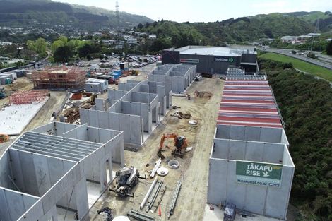 Photo of property in 1 Ara Paiwhenua, Tawa, Wellington, 5028