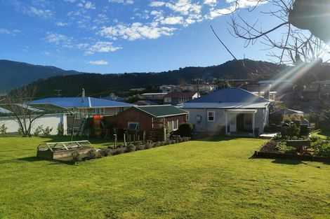 Photo of property in 108 Waikawa Road, Picton, 7220