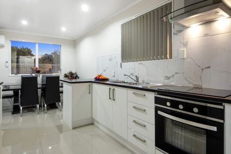 Photo of property in 2/17 Etherton Drive, Weymouth, Auckland, 2103