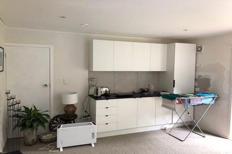 Photo of property in 29 Deverell Place, Northcross, Auckland, 0632