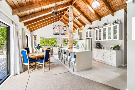 Photo of property in 12 Hobbs Road, Matakatia, Whangaparaoa, 0930