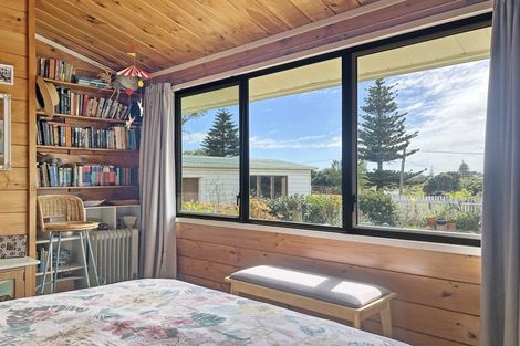 Photo of property in 1a Field Way, Waikanae Beach, Waikanae, 5036