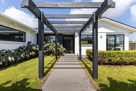 Photo of property in 11 Heta Road, Highlands Park, New Plymouth, 4312