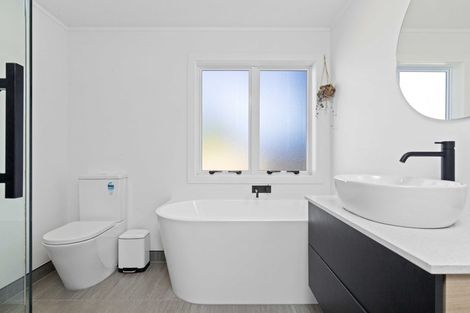 Photo of property in 3 Crispe Road, Clarks Beach, 2122