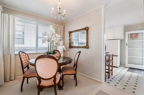 Photo of property in 18 Selwyn Crescent, Forrest Hill, Auckland, 0620