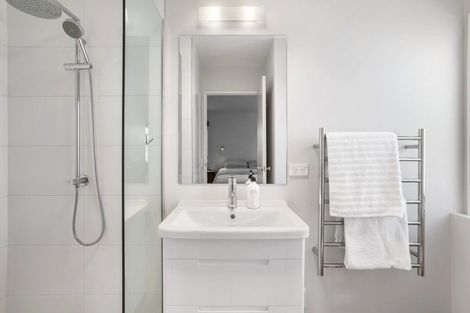 Photo of property in 2/132 East Coast Road, Forrest Hill, Auckland, 0620