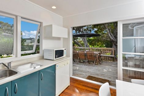 Photo of property in 16 Point Wells Road, Point Wells, 0986