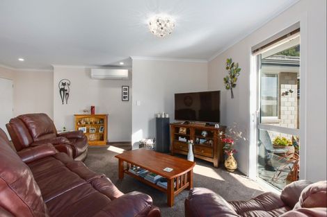 Photo of property in 7 Banks Boulevard, Whitby, Porirua, 5024