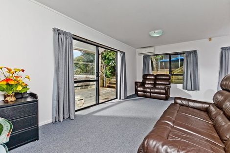 Photo of property in 1/1 Cheval Drive, Totara Vale, Auckland, 0629