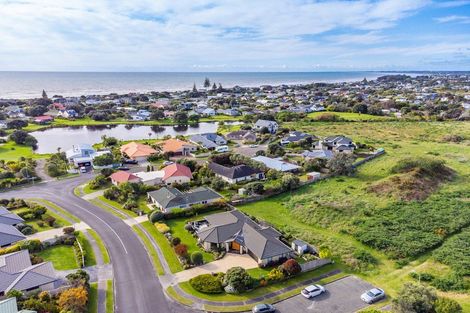Photo of property in 11 Barrett Drive, Waikanae Beach, Waikanae, 5036