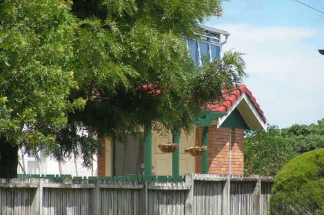 Photo of property in 1/98 Queen Street, Northcote Point, Auckland, 0627