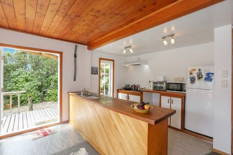 Photo of property in 64 Mountain Road, Henderson Valley, Auckland, 0612