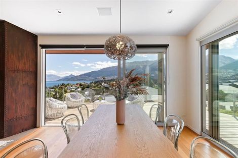 Photo of property in 17 Poplar Drive, Kelvin Heights, Queenstown, 9300