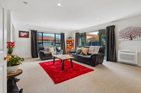 Photo of property in 40 Coolspring Way, Redwood, Christchurch, 8051