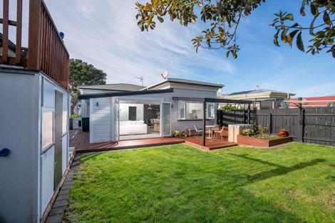 Photo of property in 56 Derwent Street, Island Bay, Wellington, 6023