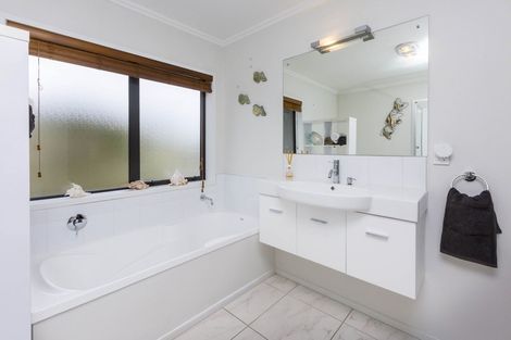 Photo of property in 22 Jade Crescent, Timberlea, Upper Hutt, 5018