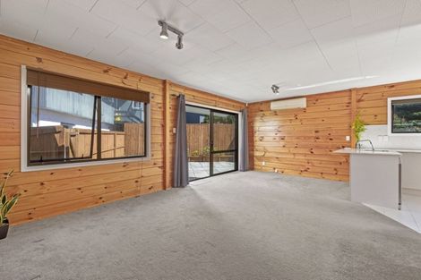 Photo of property in 2/33 Woodstock Road, Forrest Hill, Auckland, 0620