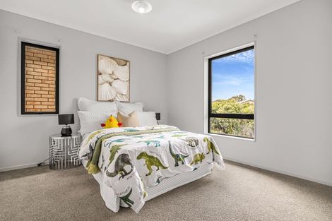 Photo of property in 43 Becker Drive, Weymouth, Auckland, 2103