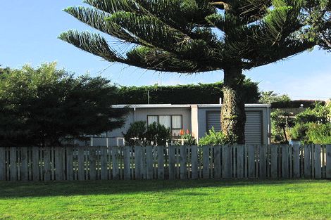 Photo of property in 7 Rauparaha Street, Waikanae Beach, Waikanae, 5036