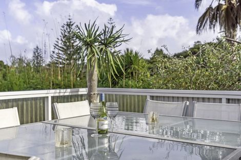 Photo of property in 1/27 Tui Glen Road, Birkenhead, Auckland, 0626