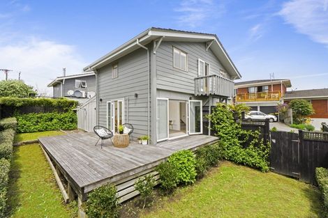 Photo of property in 2/5 Eversleigh Road, Belmont, Auckland, 0622