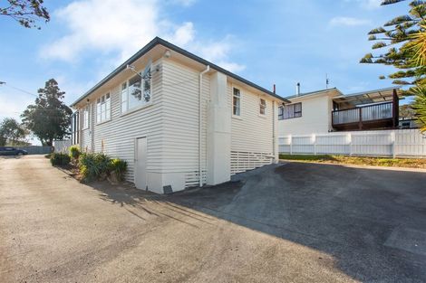 Photo of property in 79 Awaroa Road, Sunnyvale, Auckland, 0612