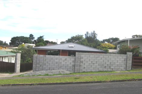 Photo of property in 2/5 Neal Avenue, Glenfield, Auckland, 0629