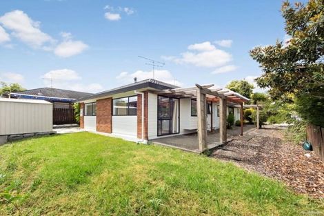 Photo of property in 2/16 Matisse Drive, West Harbour, Auckland, 0618