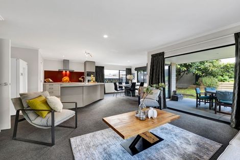 Photo of property in 28 Paynters Avenue, Strandon, New Plymouth, 4312