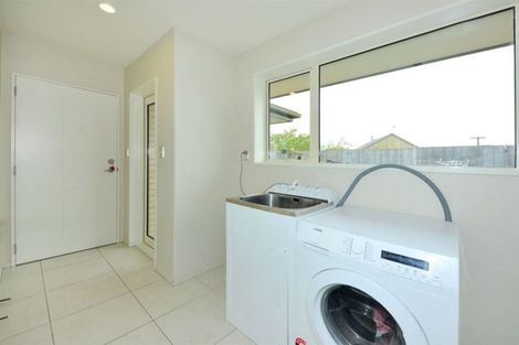 Photo of property in 5 Willowview Drive, Redwood, Christchurch, 8051