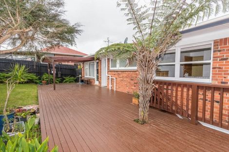 Photo of property in 15 Harrybrook Road, Green Bay, Auckland, 0604