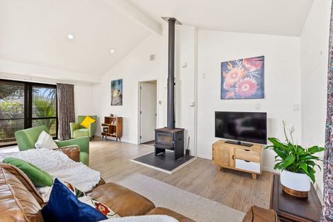 Photo of property in 13 Ferry Road, Waipu, 0510