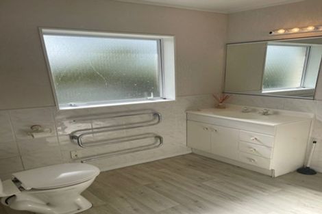 Photo of property in 2 Kerlin Crescent, West Harbour, Auckland, 0618